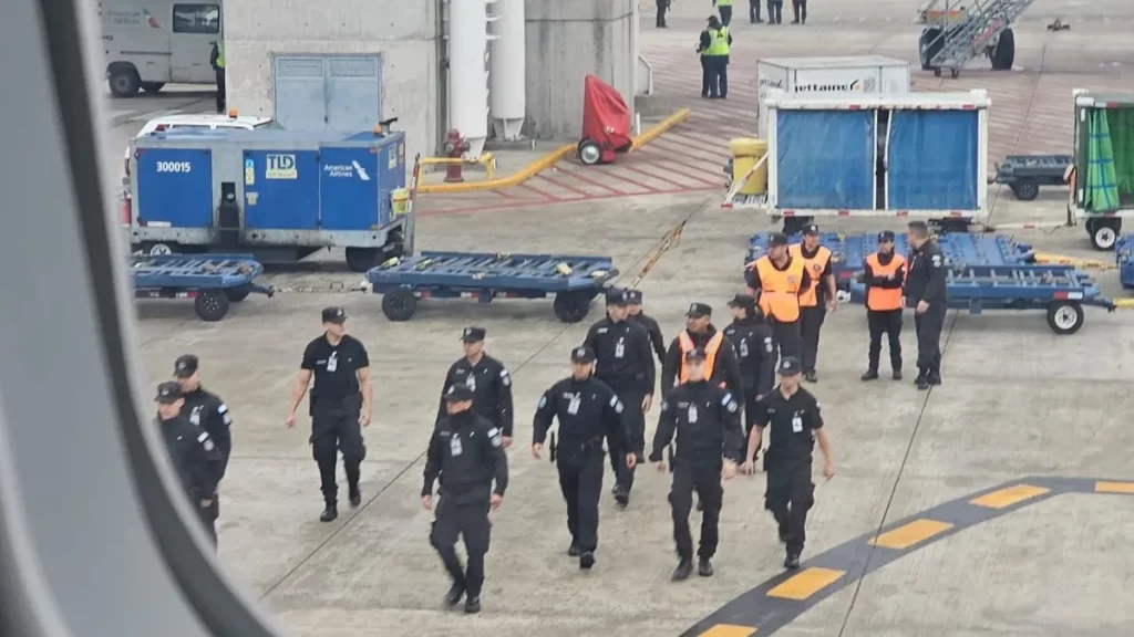Detuvieron a una azafata de Aerolíneas Argentinas por amenaza de bomba de un vuelo a Miami