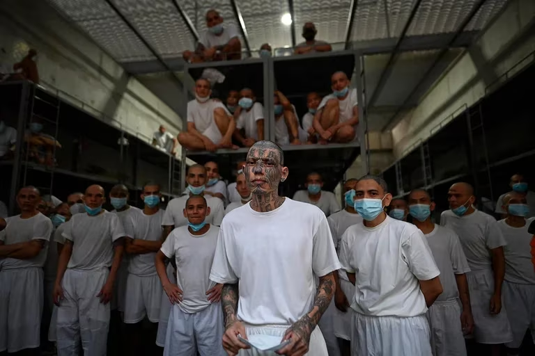 La megacárcel de Bukele en El Salvador 6 meses después: ¿una solución a la violencia o una nueva forma de represión?