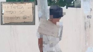el-joven-estaba-atado-con-alambre-a-un-poste-y-con-un-cartel-OJXFWN7KY5EKFPIV6HATW752HE