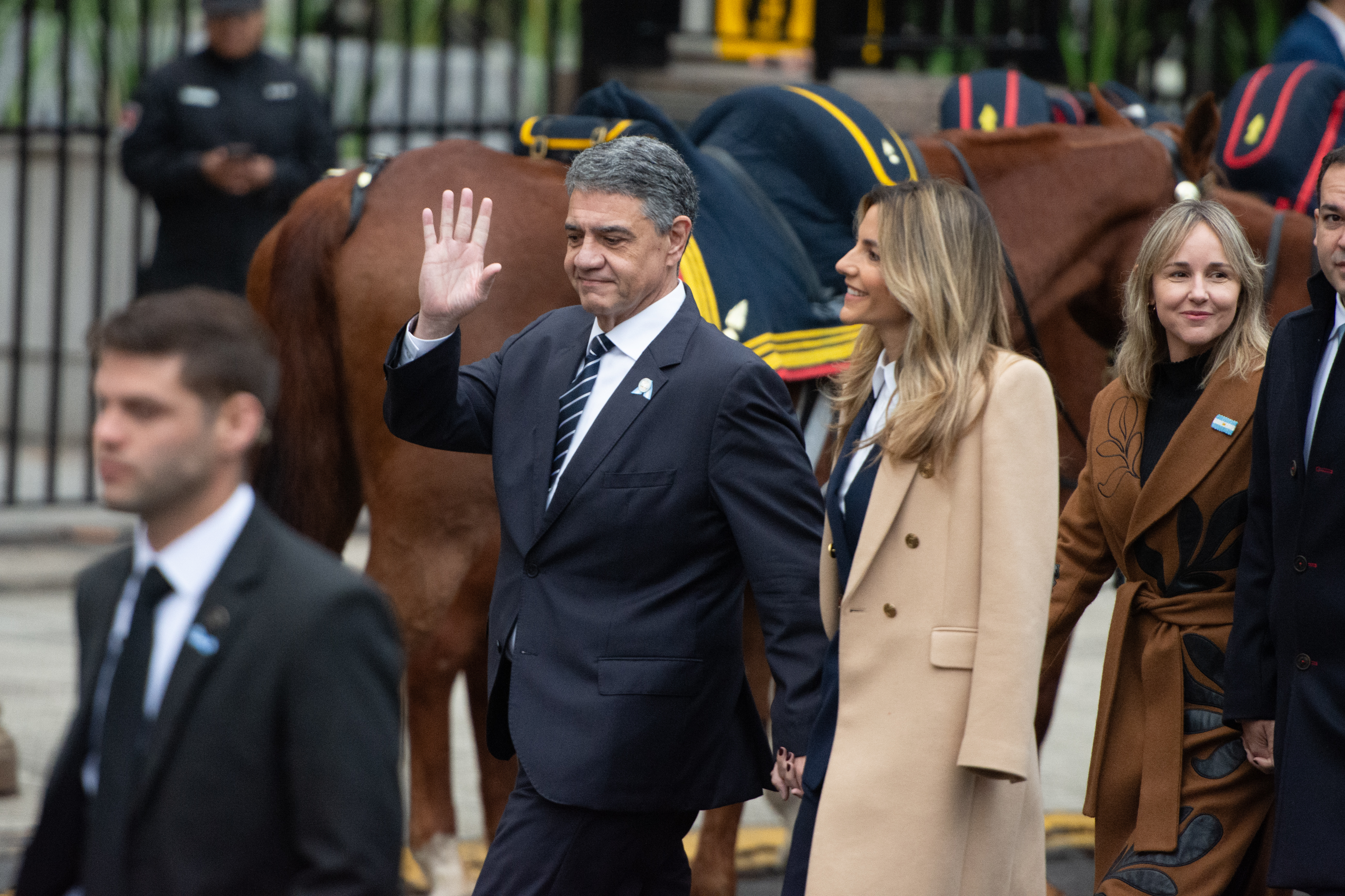 El presidente participó del acto patrio acompañado por su gabinete, pero evitó saludar a la vicepresidenta