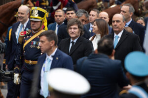 El presidente participó del acto patrio acompañado por su gabinete, pero evitó saludar a la vicepresidenta
