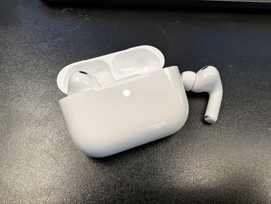 Apple equipa sus AirPods con traducción en inglés, español, portugués, francés y alemán