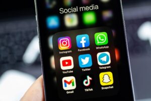 telefono-iconos-redes-sociales-1-1024x682-1