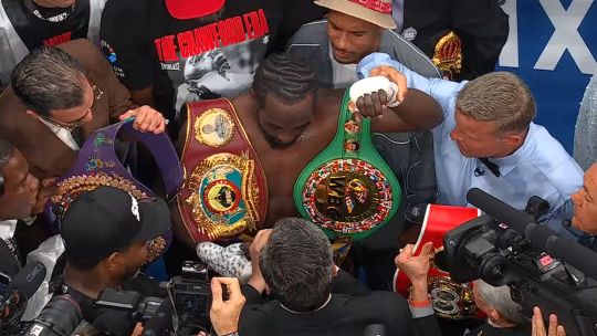 terence-crawford-cargado-de-cinturones-vencio-a-canelo-alvarez-en-un-duelo-para-la-historia-2098896