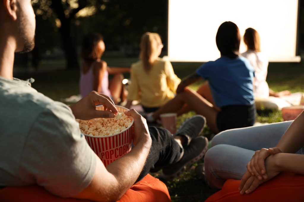 personas-viendo-pelicula-al-aire-libre-1024x682-1