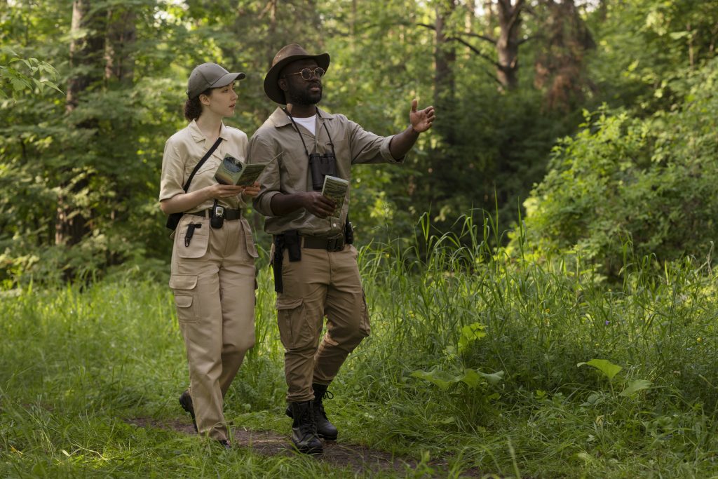 guardabosques-de-tiro-completo-en-la-naturaleza-1024x683-1