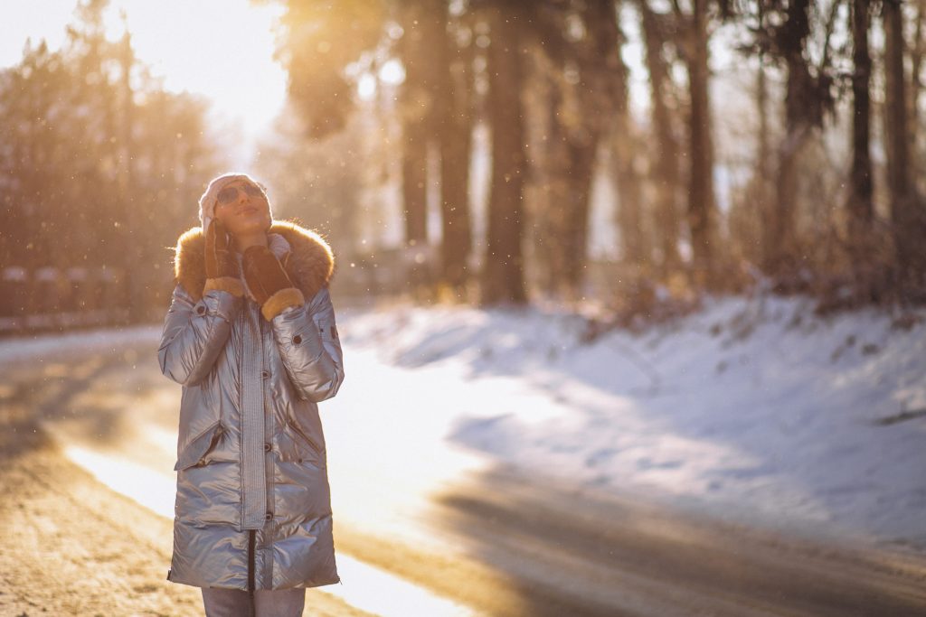 mujer-en-un-parque-de-invierno-hablando-por-telefono-1024x683-1