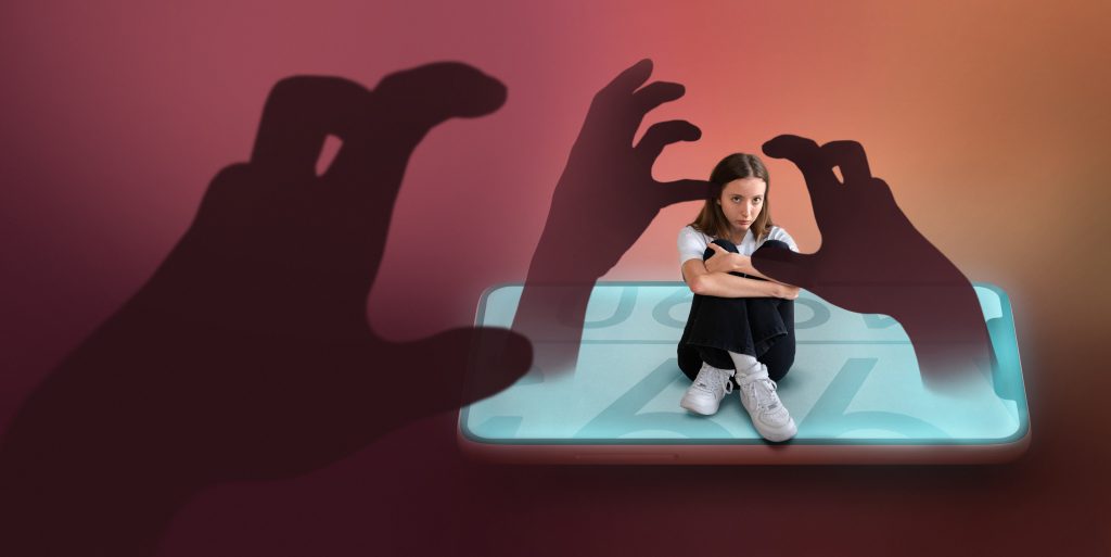 adolescente-siendo-acosado-ciberneticamente-en-un-telefono-inteligente-1024x513-1
