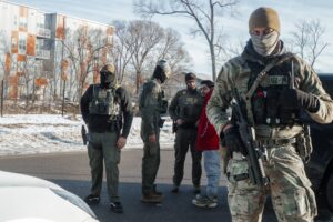 Una jueza federal rechaza restringir por ahora las operaciones de ICE en Minnesota