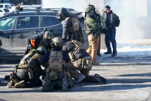 Agentes implicados en tiroteo de mortal de Pretti son puestos en licencia administrativa