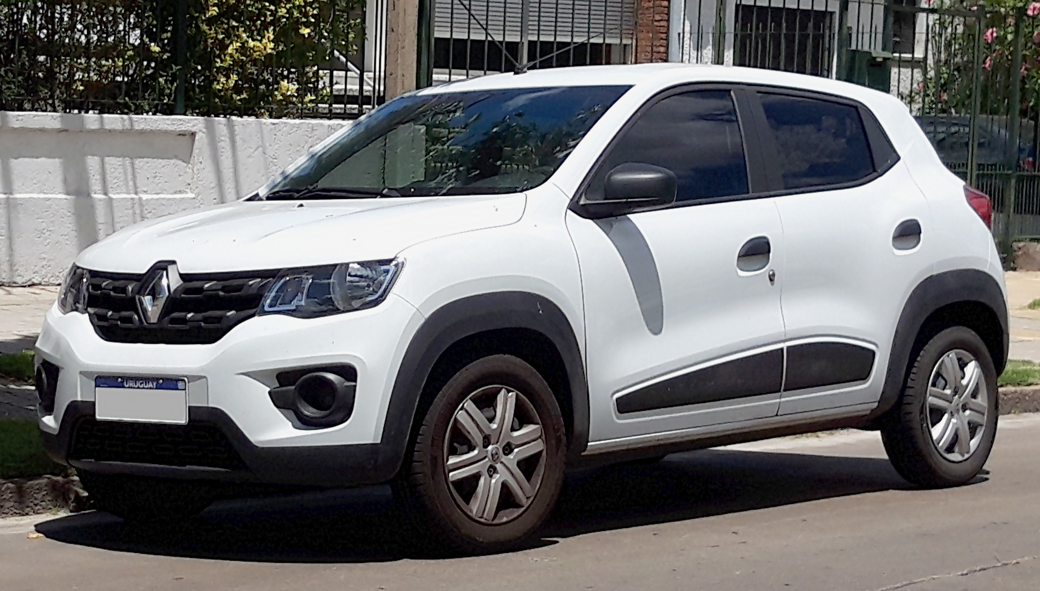 Renault_Kwid_2017_in_Montevideo_(front)